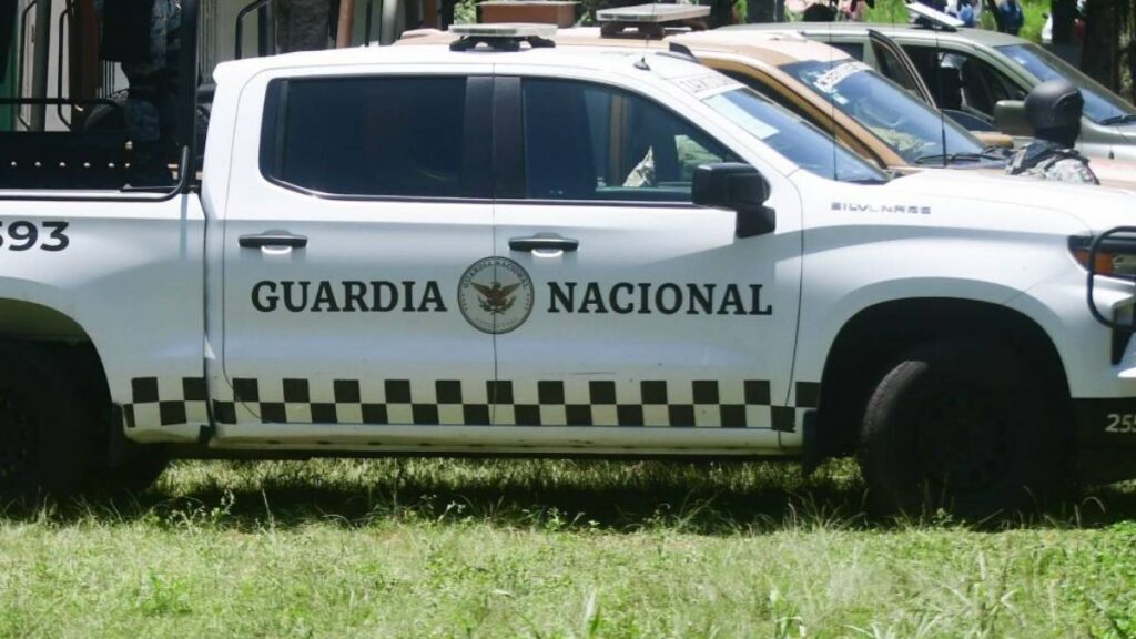 Autoridades investigan el camión con logos de la Guardia Nacional y la presencia de hombres armados.