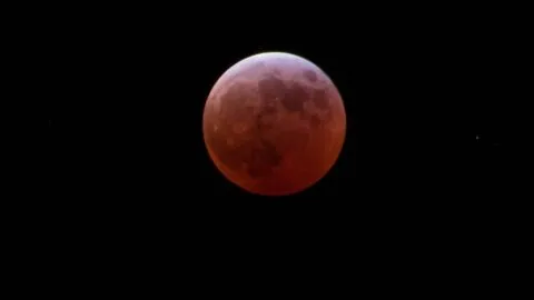 La Luna se pintará de rojo: hora exacta para ver el punto máximo del eclipse parcial lunar