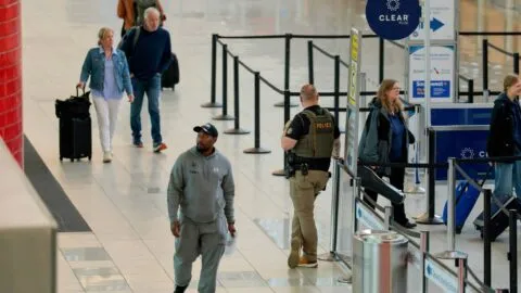 La propuesta en el Congreso para proteger de ICE a quienes viajan en trámite migratorio