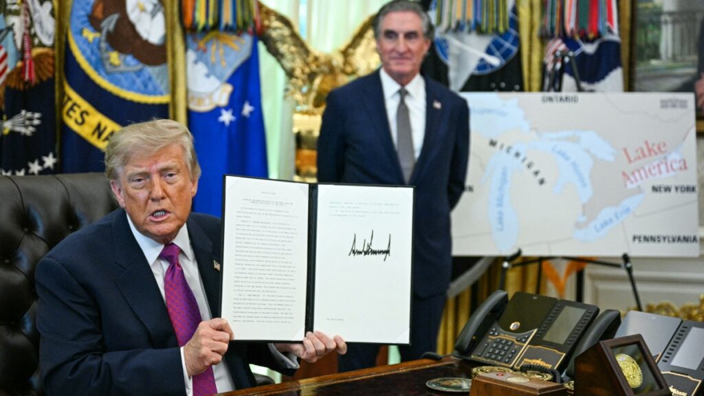 Trump cambia el nombre del lago de Ontario a Lago América. Foto: AFP