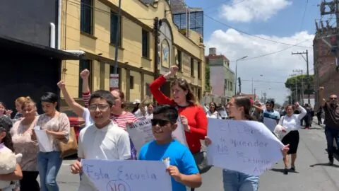 Padres protestan contra el cierre de la Academia Militarizada Ignacio Zaragoza en Puebla