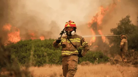 Nuevo incendio forestal obliga a evacuar pueblo cerca de Atenas, Grecia
