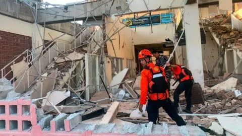 Sismo en Indonesia deja al menos 38 muertos y más de 2 mil evacuados