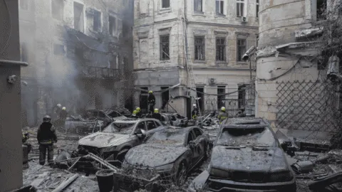 Bombardeos rusos dejan muertos y decenas de heridos en Ucrania tras nuevo ataque
