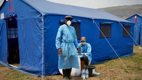 Ébola supera 2 mil 800 muertos en RDC, mientras llega vacuna para contener el brote