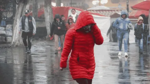 Frente frío y onda tropical 23 mantienen lluvias en todo el país este domingo