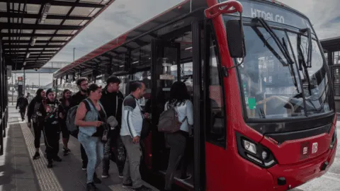 ¡Hasta se olvidaron de los niños! Video muestra riña entre dos parejas fuera de estación del Metrobús