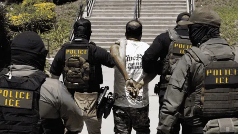 Reportan incremento masivo de detenciones migratorias en aeropuertos de EE. UU.
