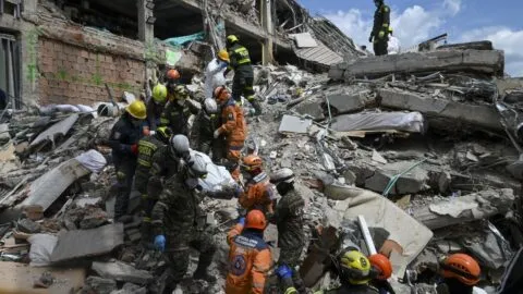 Video: en Colombia, rescatan a niña que pasó 100 horas bajo los escombros