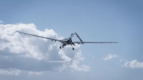 Avión se estrella en base militar de Alaska; mueren 8 personas