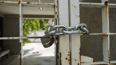 Juez ordena al INVI devolver edificio en la colonia San Rafael tras disputa de 22 años