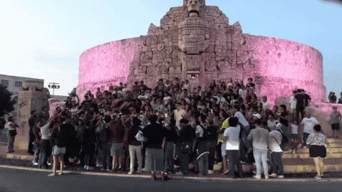 Jóvenes llevan las batallas de aura de TikTok a las calles de Mérida