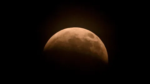 Eclipse parcial de Luna alcanzó su punto máximo, aquí las mejores imágenes