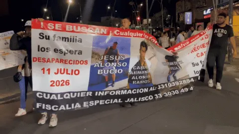 Familiares de tres desaparecidos protestan y bloquean vialidades en Casa Jalisco