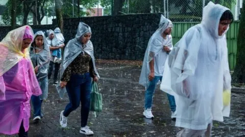 Lluvias continuarán este lunes en CDMX con posible caída de granizo