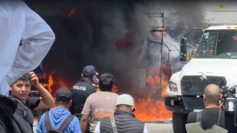 Susto en el paradero de Santa Martha Acatitla: fuego consume puesto semifijo; video