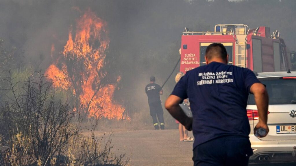 Ola de calor mantiene incendios activos en Europa, con miles de hectáreas afectadas y evacuaciones en varios países.