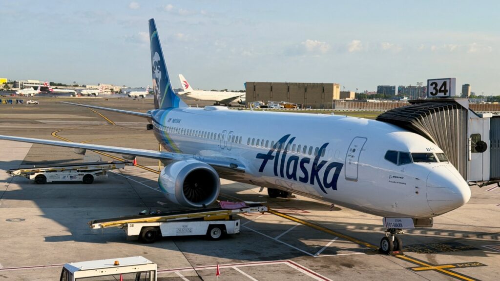 Dos pasajeros conflictivos amenazaron a los auxiliares de vuelo, lo que activó un protocolo de seguridad.