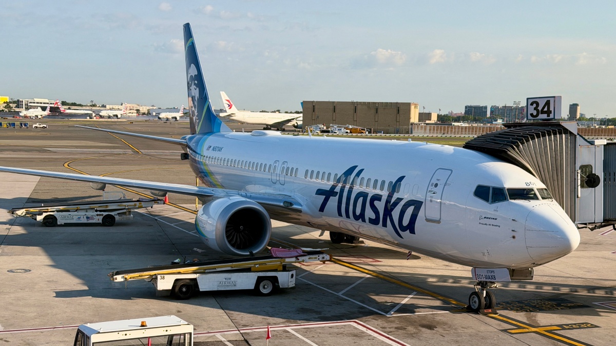 Dos pasajeros conflictivos amenazaron a los auxiliares de vuelo, lo que activó un protocolo de seguridad.