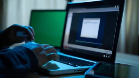 Europa endurece las reglas para la inteligencia artificial: esto cambia desde hoy