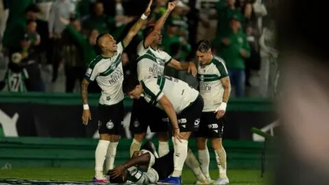 Futbolista cae al túnel de los vestuarios tras festejar un gol; la anotación fue anulada y terminó saliendo por lesión