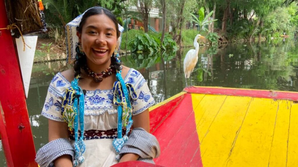 Jimena, estudiante de Veterinaria de la UNAM y participante de La Flor Más Bella del Ejido que busca cuidar Xochimilco