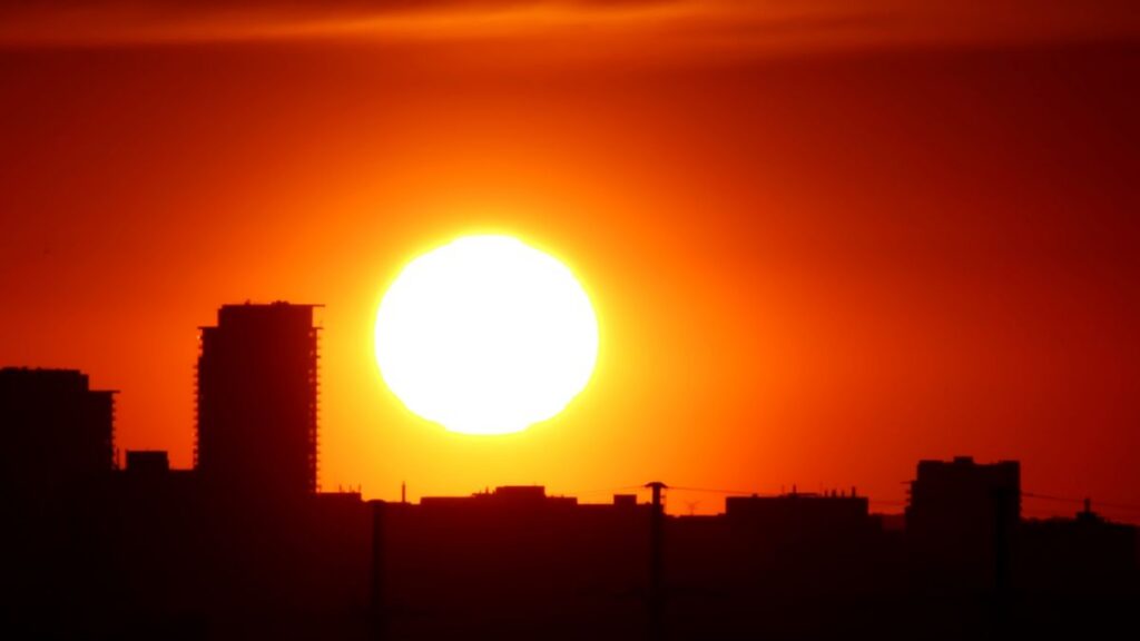 El sur de California enfrenta una ola de calor histórico y alerta de bandera roja por incendios