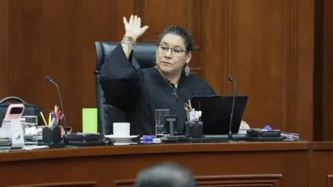 Lenia Batres acusa regreso de privilegios a la “nueva Corte” en presupuesto de 2027