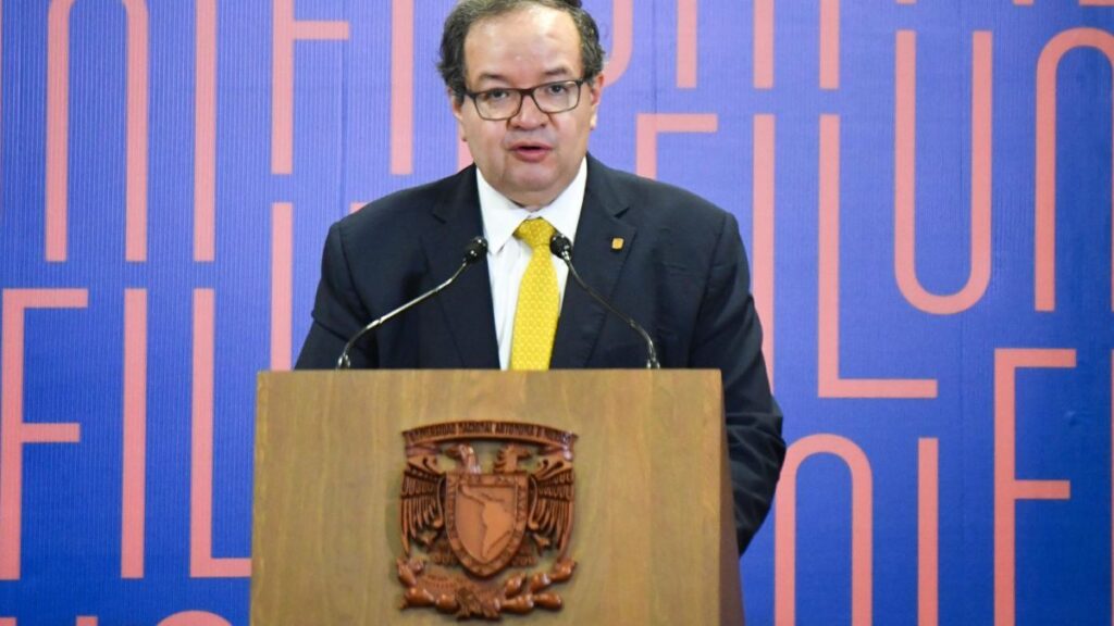 Leonardo Lomelí, rector de la UNAM dio un mensaje de bienvenida a los alumnos de nuevo ingreso