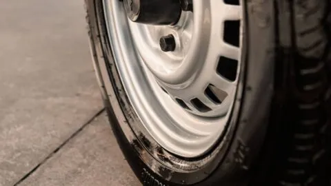 ¿Qué significa encontrar una botella en la rueda del coche y por qué es fundamental saber cómo actuar?