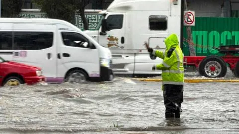 Intensas lluvias colapsan la Vía López Portillo en Tultitlán