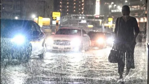 Lluvias torrenciales dejan cinco muertos en Japón y varan a miles en aeropuerto de Narita