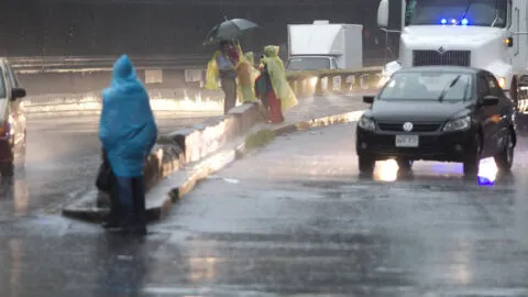Lluvias inundan vialidades de Tultitlán, Tlalnepantla y Cuautitlán Izcalli