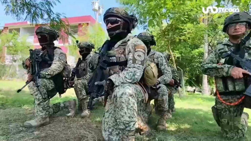 Elementos de Fuerzas Especiales utilizan equipo táctico y visión nocturna durante sus misiones de vigilancia.