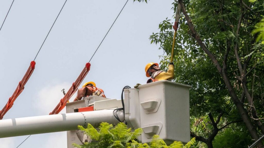 Los cortes de luz en Campeche forman parte de trabajos para tender y tensionar 1.5 kilómetros de línea eléctrica.
