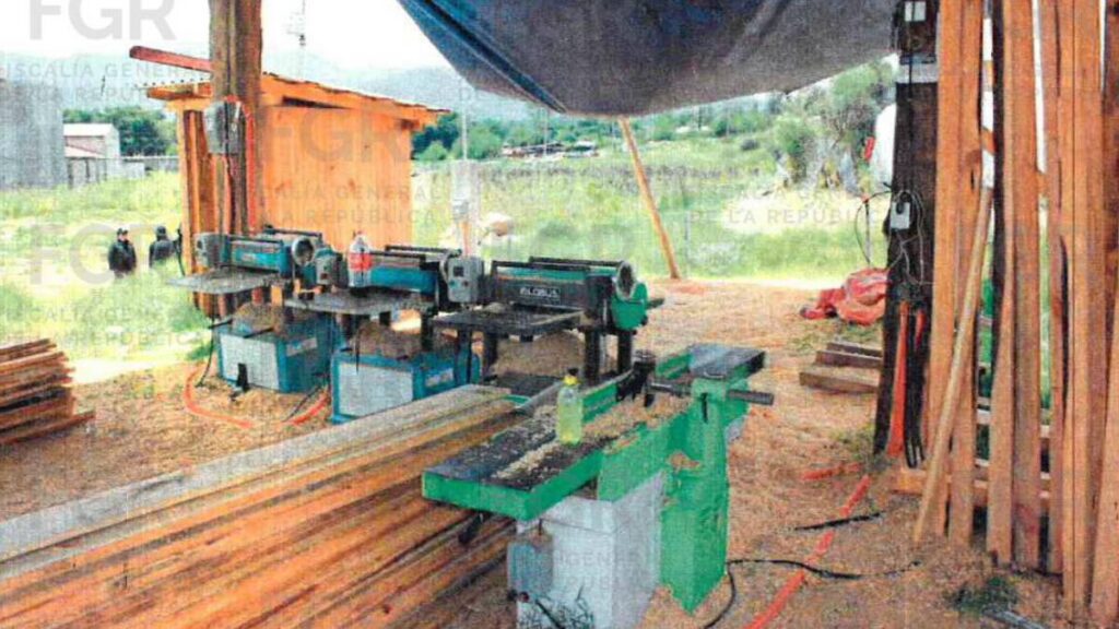 FGR asegura 859 piezas de madera y maquinaria durante cateo por posibles delitos contra la biodiversidad en Oaxaca.