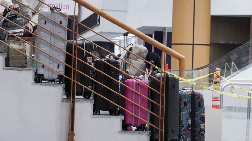 Denuncian presunto saqueo de maletas en vuelo de Volaris en el AIC;