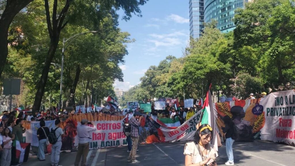 Marcha “El agua no se vende, se defiende” recorre Paseo de la Reforma rumbo al Zócalo capitalino.