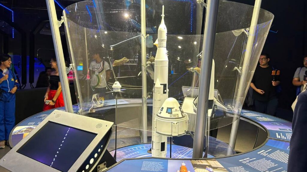 “Más allá del cielo y del espacio”.