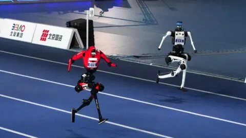 ¿Más rápido que Usain Bolt? Robot corre 100 metros en 9.39 segundos en los Juegos Mundiales de Robots Humanoides