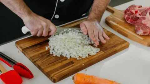 Antrax, participante de MasterChef 24/7, pierde parte de su dedo al cortarse con un cuchillo en la cocina: video