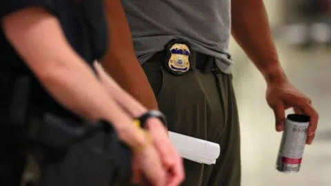 Miles de personas reciben alertas de texto sobre posibles operativos de ICE a través de esta red: esto es lo que hay que saber antes de confiar en ella