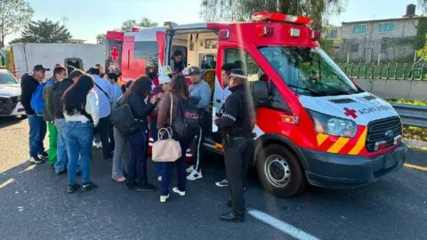 Autobús vuelca en la México-Pachuca; hay un muerto y decenas de lesionados