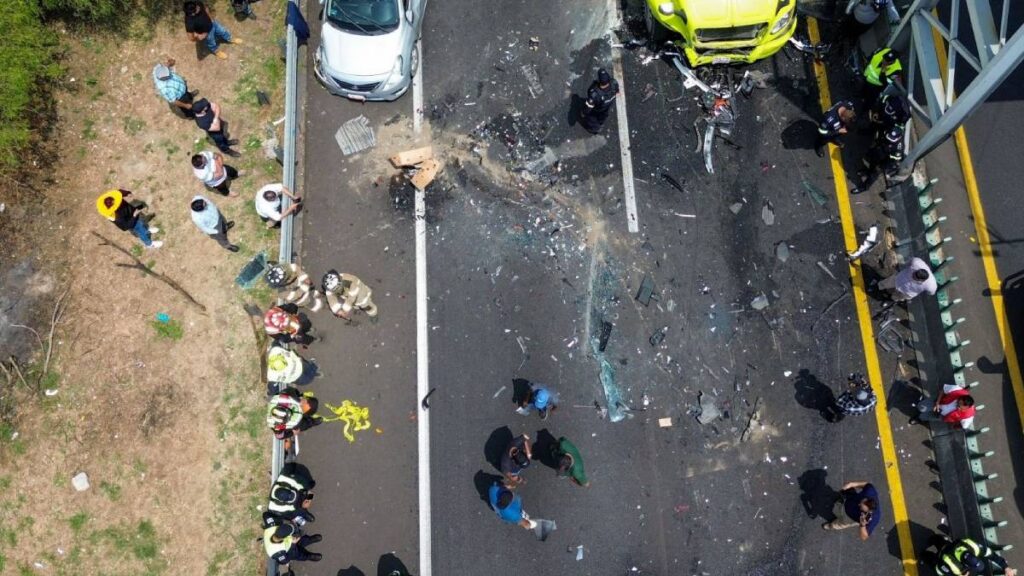 El autobús quedó de costado sobre la Autopista México-Pachuca, en dirección a la CDMX