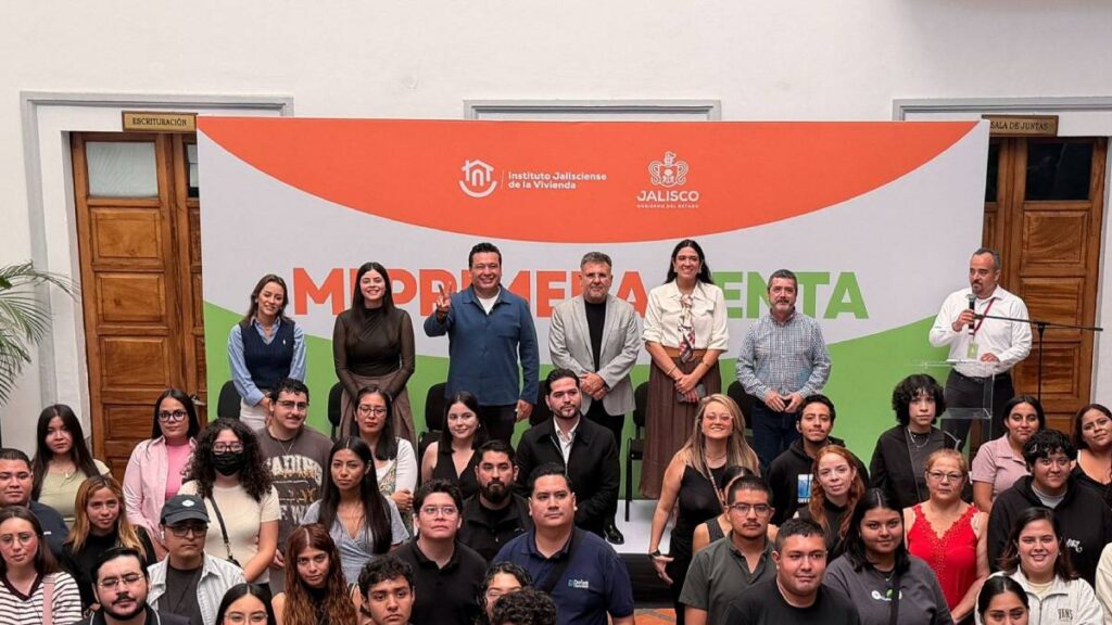 Jóvenes beneficiarios de Mi Primera Renta recibieron el primer recurso para apoyar el pago de su vivienda.