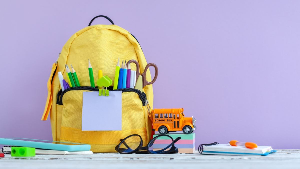 Las autoridades recomiendan anticiparse a la hora de inicio para asegurar alguna de las mochilas y recursos académicos.