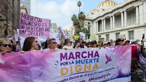 “Muerte digna, ¡ya!”: activistas marchan en CDMX y llevan Ley Trasciende al Congreso