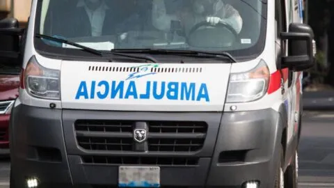 Mujer escapa de su expareja y se arroja desnuda de un auto en movimiento en Nezahualcóyotl