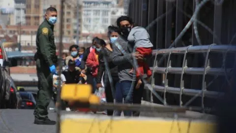 Qué multas y cargos deben pagar las personas que han sido deportadas de Estados Unidos