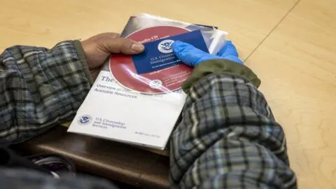 DHS propone eliminar esta ayuda clave para miles de personas que buscan la ciudadanía en EE. UU.